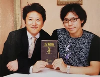 Отсуичи и  держат "The Book" Отсуичи