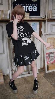 Pose de JoJo de Kyary.