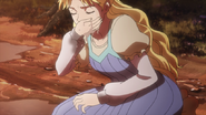 Erina lavando sus labios con agua sucia.