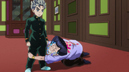 Suplicando a Koichi que le perdonara la vida.