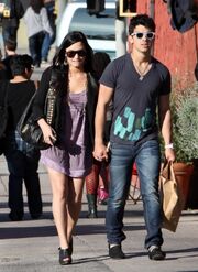 Joe-jonas-and-girlfriend-demi-lovato-holding-hands-pic