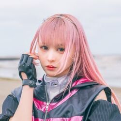大ちゃんママ　WATARU IKEDA ストール　日本のアーティスト Wataru holding mini Wataru 女の子になりつつあるミタルちゃん