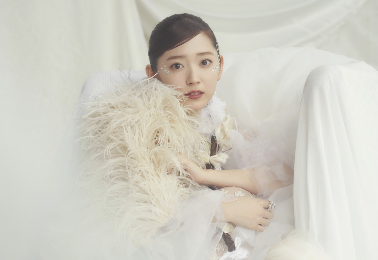 Airi Suzuki releases debut studio album “Do me a favor” worldwide, shares  new MV for “To the light” | ARAMA! JAPAN