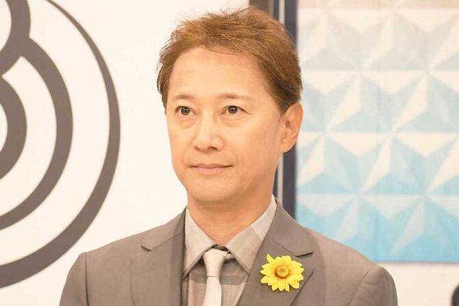 Former SMAP leader Nakai Masahiro announces retirement following sex scandal.