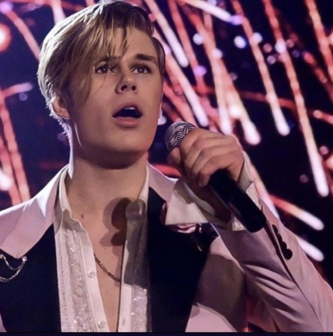 own your awesomeness Alex - 1mnobodywhoareyou - Julie and The Phantoms ...