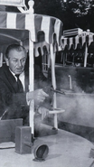 1cSphkeoT77qElnGyrYR9ef8kF55qU0Wu4CFnjB41 I.png.webp (323 KB) Walt Disney using a Jungle Cruise gun