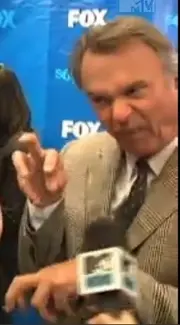 Sam Neill imitant le Raptor