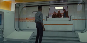 Ramsay Cole ayuda a Grant, Sattler y Maisie a evacuar las instalaciones, Valle de BioSyn (2022)
