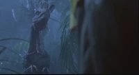 Dennis Nedry trifft auf einen Dilophosaurus