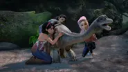 Les campeuses : Brooklynn, Yaz et Sammy réconfortant le bébé Brachiosaurus