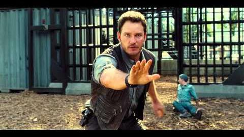 Jurassic World Extrait 3 "Owen sauve un employé des Raptors " VF Au cinéma le 10 Juin
