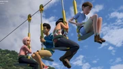 Brooklynn, Kenji, Sammy y Ben en la tirolesa