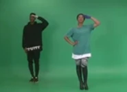 Os dançarinos ensaiando fora de seus trajes