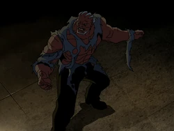 Ladrillo sobrevive a una explosión con solo daños en la ropa.