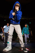 Justin performing in Tulsa 2009 (5)