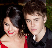 Selena and Justin at the Vanity Fair Oscar Party 2011