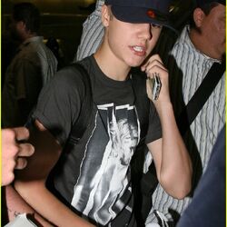 User blog:LiLFAKETE/Justin Bieber wearing sports shirts/Jerseys