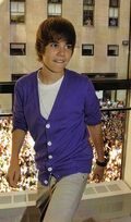 Justin at Nintendo World Store 2009 (2)