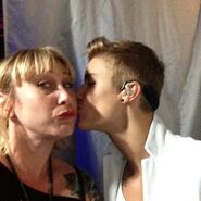 Justin kissing his hairdresser