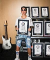 Justin Bieber with 8 Guinness World Records certificates (4).jpg (1.48 MB)