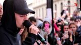 Justin Bieber en live dans les rues de Paris, ses fans émues aux larmes