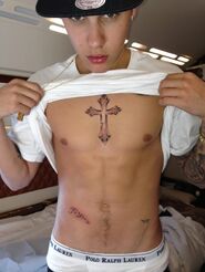 Justin Bieber getting an Tattoo in Plane (7)