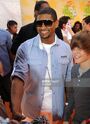 Usher shaking hands at KCA 2009