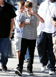 Justin Bieber and Ryan Butler eating frozen yogurt in LA.jpg (547 KB) Justin and Ryan eating frozen yogurt on April 26, 2010