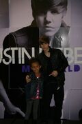 Justin Bieber Navy Exchange M&G (4)