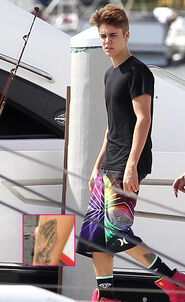 Justin-Bieber-Praying-Hand-Tattoo-left-leg-justinbieberzone.com-