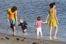 Justin Bieber with siblings & Selena Gomez in Malibu.jpg (991 KB)