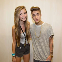 Girl looking for boy roommate in dubai