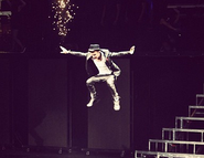 Justin-bieber-salto-palco-o2-arena-dublino-believe-tour-e1361286167343