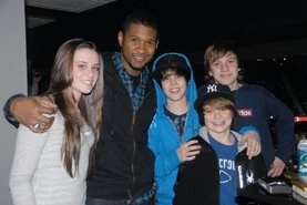 Justin Bieber with his friends and Usher.jpg (44 KB)