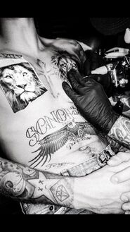 Justin Bieber getting a lion tattooed