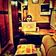 Alfredo Flores on macbook