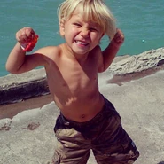 Jaxon Bieber shirtless.jpg (96 KB) justinbieber "Jaxon is definitely a Bieber always shirtless lol" via Instagram