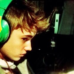 Justin bieber beats headphones hot sale