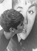 Justin Bieber kissing himself.jpg (46 KB)