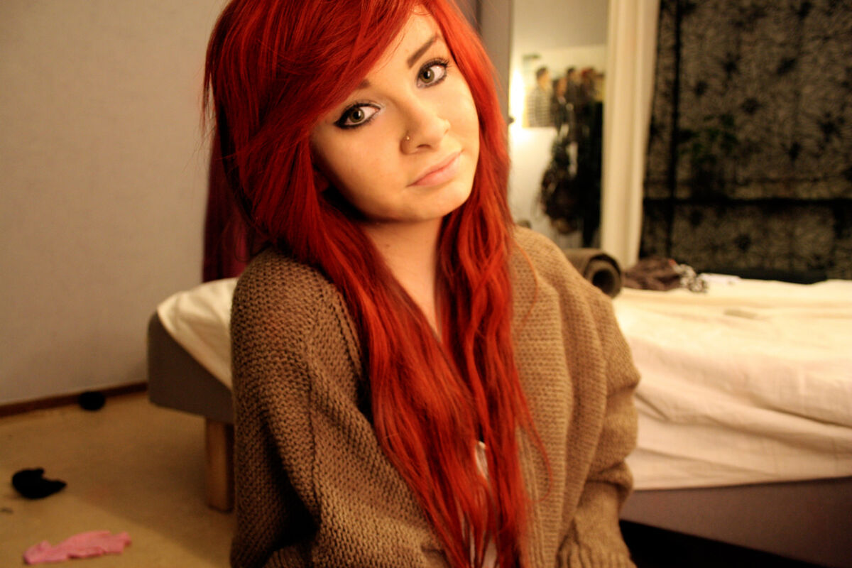 Девушка с красно рыжими волосами