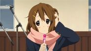 Yui is confused by the English pronoun "who."