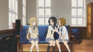 Ritsu and Mio question Tsumugi's preferences.