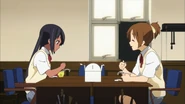 Ui and Azusa eat pudding together.