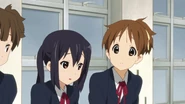 Azusa receives encouragement from Ui.