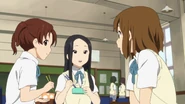 Chika eating lunch while Mifuyo talks with Yui Hirasawa about the latter's future plans.
