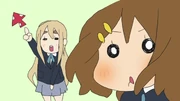 Tsumugi distracts Yui.
