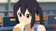 Yui feeds Azusa ice cream.