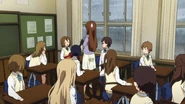 Yui with her guitar in class.png (2.71 MB) Tae watching Yui who brought her guitar into class.