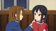 Yui pokes Azusa.