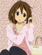Yui decorating her hair.